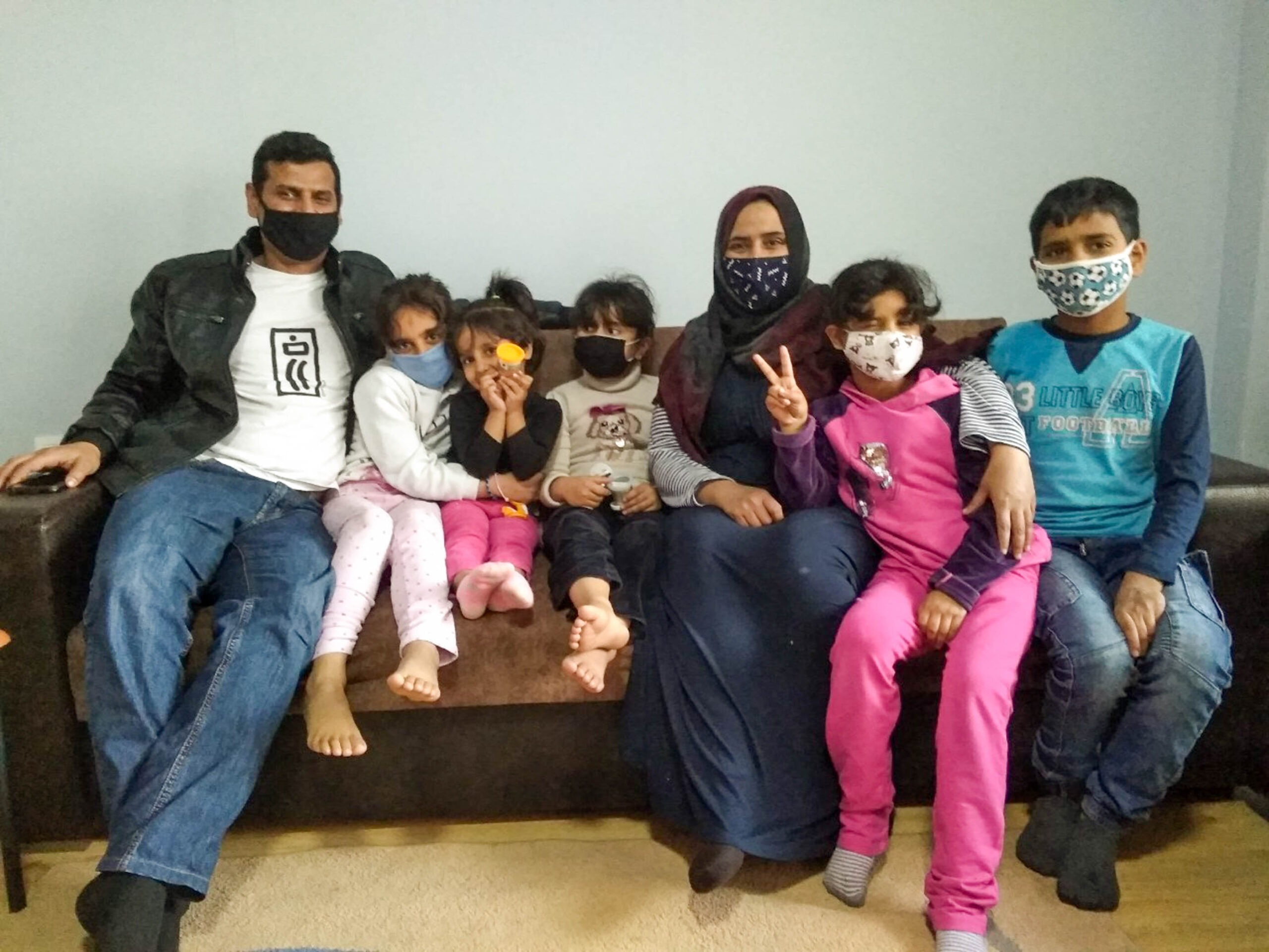 Δελτία Τύπου 7 Οικογένεια προσφύγων από τη Συρία 02 scaled