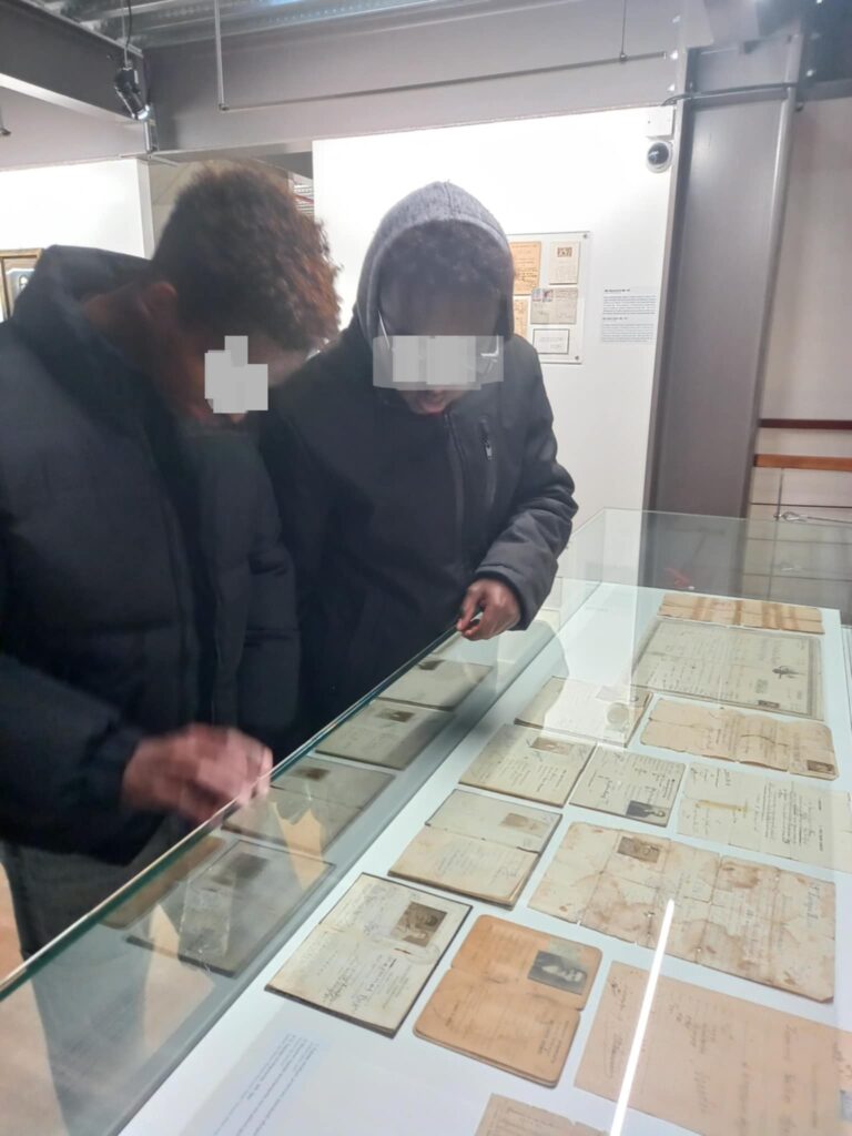 Εικόνα με δύο παιδία