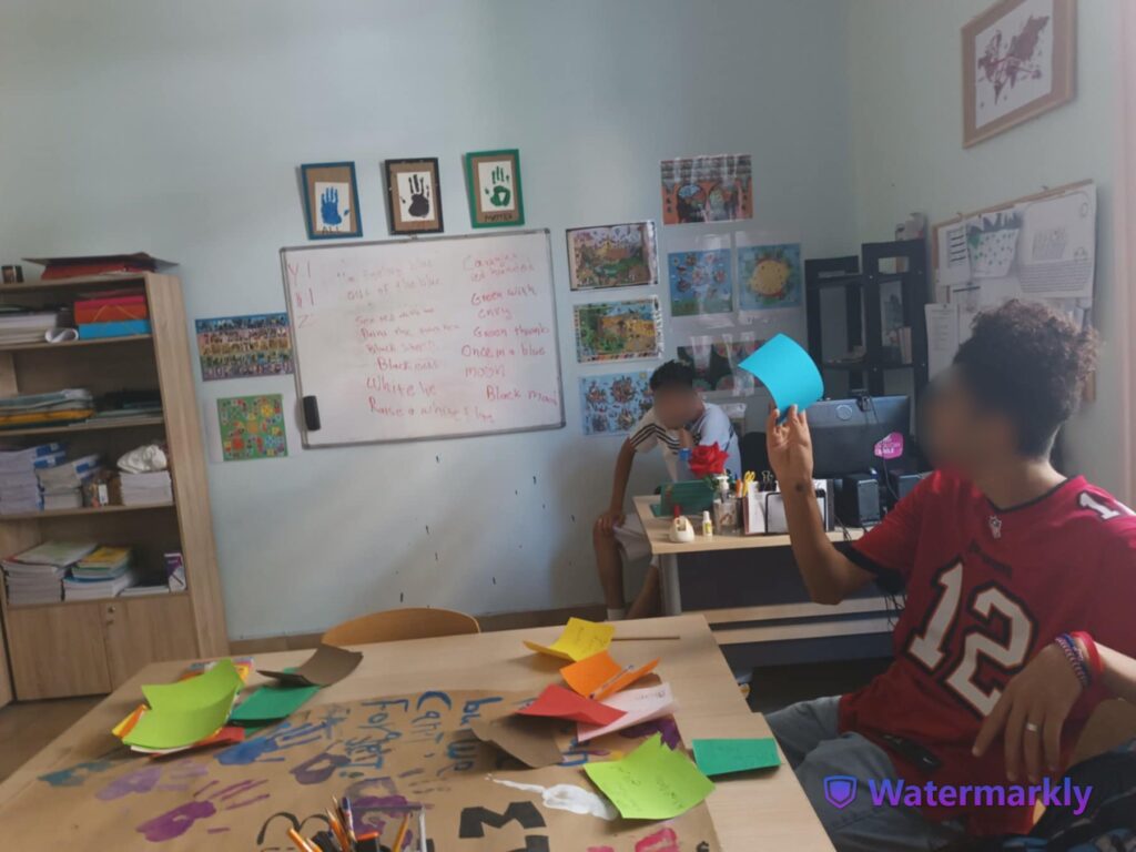 Στο πλαίσιο του προγράμματος European Solidarity Corps, η εθελόντρια Δέσποινα Σκονδράνη πραγματοποίησε διαδραστικά εργαστήρια αλλά και δημιουργικές εξορμήσειςμε τα παιδιά των Εποπτευόμενων Διαμερισμάτων Ημιαυτόνομης Διαβίωσης της ΑΡΣΙΣ. 5 3 2