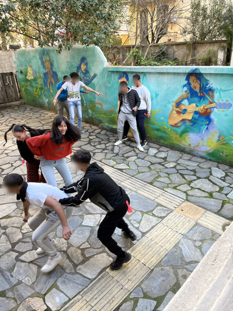 Οι εθελόντριες του προγράμματος European Solidarity Corps, Όλγα Μαντσιοπούλου και Αργυρώ Παπαδοπούλου, οργάνωσαν μια εκδήλωση αφιερωμένη στα παραδοσιακά παιχνίδια από όλο τον κόσμο, στο Κέντρο Υποστήριξης Νέων της ΑΡΣΙΣ στη Θεσσαλονίκη. 1 1