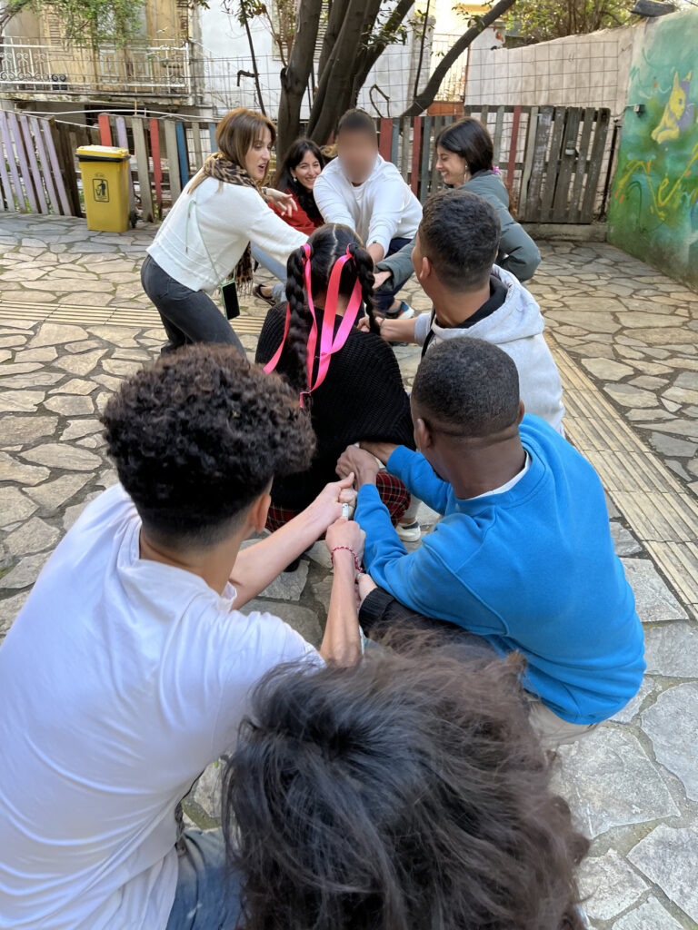 Οι εθελόντριες του προγράμματος European Solidarity Corps, Όλγα Μαντσιοπούλου και Αργυρώ Παπαδοπούλου, οργάνωσαν μια εκδήλωση αφιερωμένη στα παραδοσιακά παιχνίδια από όλο τον κόσμο, στο Κέντρο Υποστήριξης Νέων της ΑΡΣΙΣ στη Θεσσαλονίκη. 2 2 2