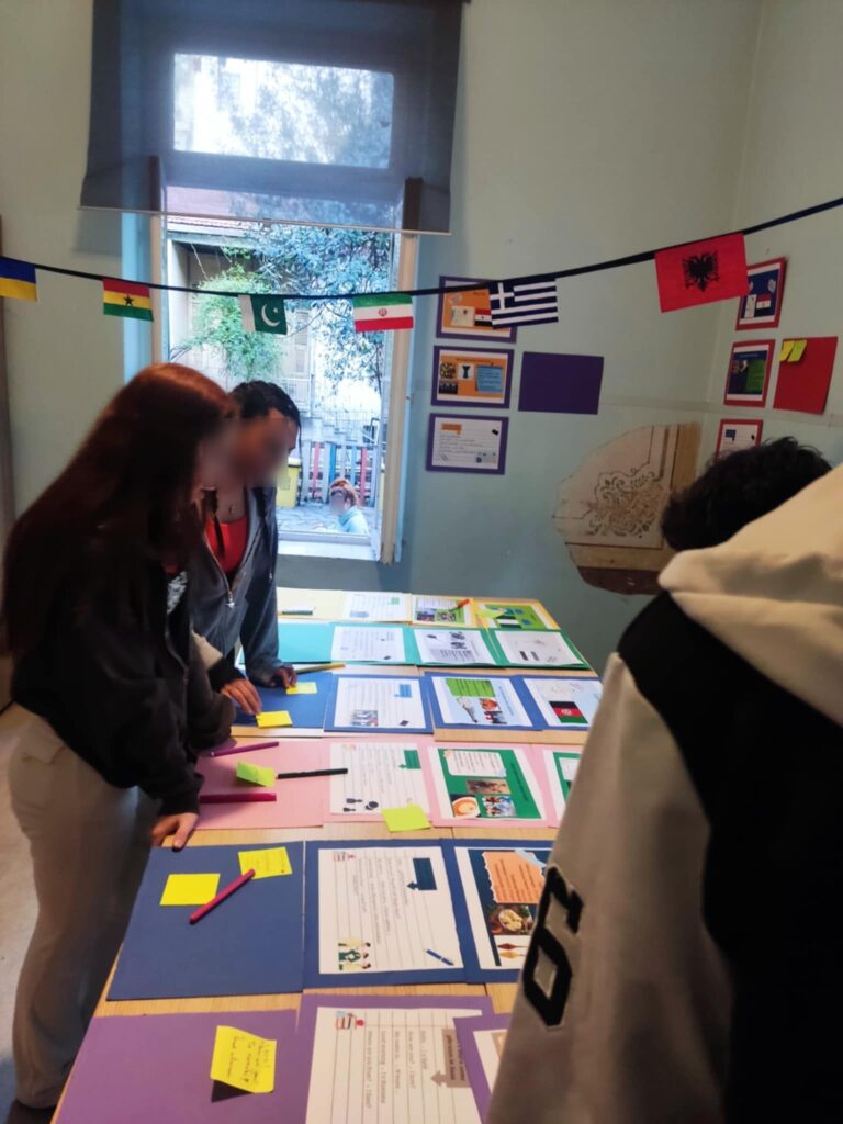 Οι εθελόντριες του προγράμματος European Solidarity Corps, Όλγα Μαντσιοπούλου και Αργυρώ Παπαδοπούλου, οργάνωσαν μια εκδήλωση αφιερωμένη στα παραδοσιακά παιχνίδια από όλο τον κόσμο, στο Κέντρο Υποστήριξης Νέων της ΑΡΣΙΣ στη Θεσσαλονίκη. 3 3 1