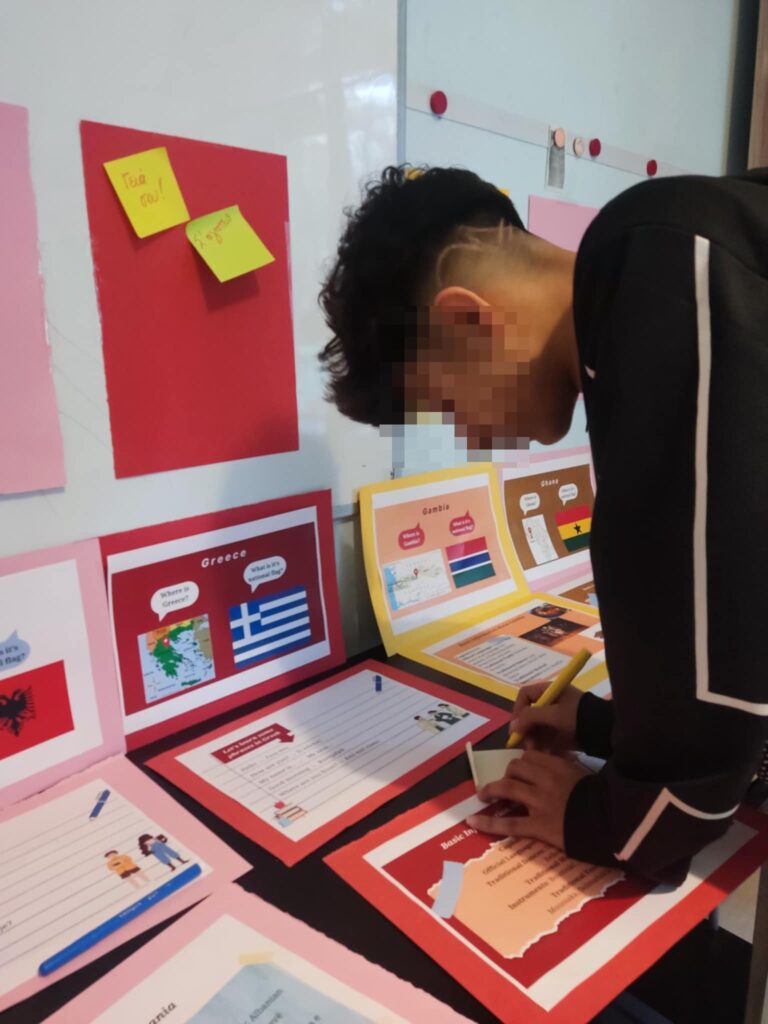 Οι εθελόντριες του προγράμματος European Solidarity Corps, Όλγα Μαντσιοπούλου και Αργυρώ Παπαδοπούλου, οργάνωσαν μια εκδήλωση αφιερωμένη στα παραδοσιακά παιχνίδια από όλο τον κόσμο, στο Κέντρο Υποστήριξης Νέων της ΑΡΣΙΣ στη Θεσσαλονίκη. 5 6