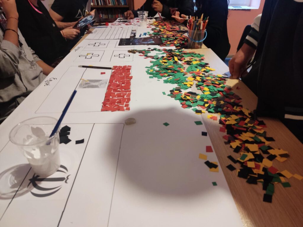 Οι εθελόντριες του προγράμματος European Solidarity Corps, Όλγα Μαντσιοπούλου και Αργυρώ Παπαδοπούλου, οργάνωσαν μια εκδήλωση αφιερωμένη στα παραδοσιακά παιχνίδια από όλο τον κόσμο, στο Κέντρο Υποστήριξης Νέων της ΑΡΣΙΣ στη Θεσσαλονίκη. 6 7