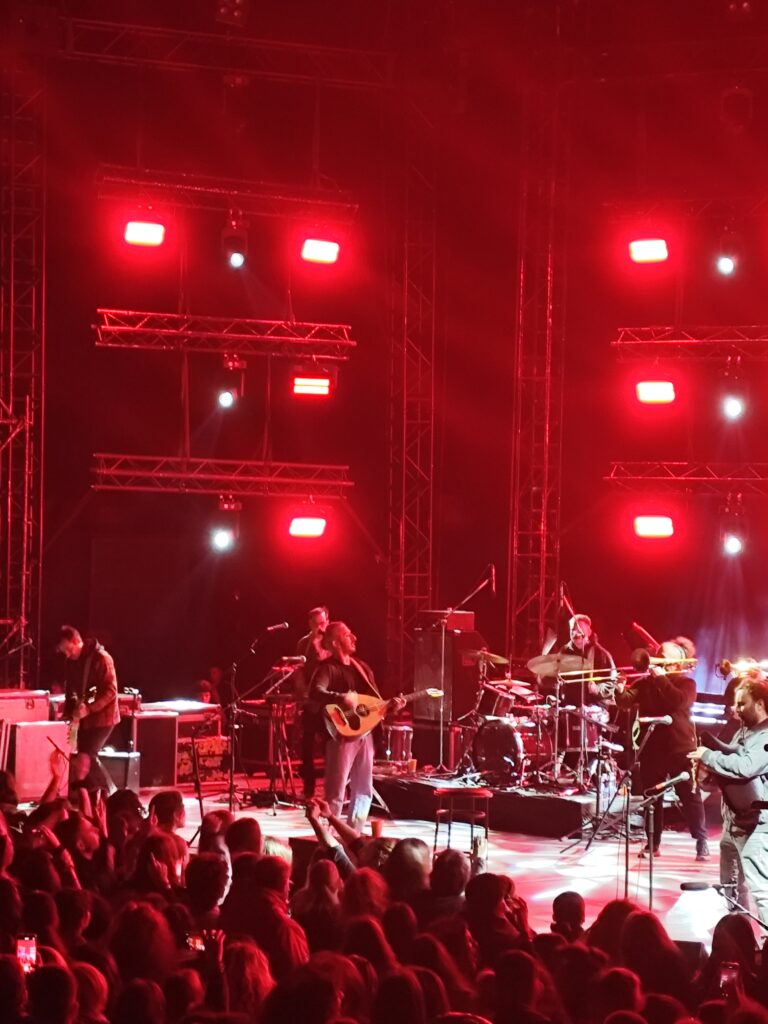 Το Σάββατο 11 Οκτωβρίου, έφηβοι και έφηβες που υποστηρίζονται από το Κέντρο Υποστήριξης Νέων (ΚΥΝ) της ΑΡΣΙΣ στην Θεσσαλονίκη, καθώς και έφηβοι/ες που διαμένουν στα Εποπτευόμενα Διαμερίσματα Ημιαυτόνομης Διαβίωσης (ΕΔΗΔ), είχαν την ευκαιρία να βρεθούν στην συναυλία του Γιάννη Χαρούλη στο Θέατρο Γης. 1 IMG 20251011 220721
