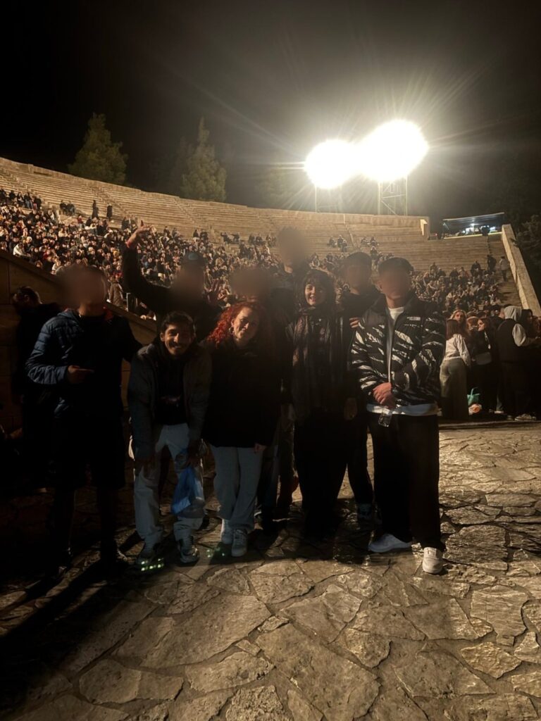 Το Σάββατο 11 Οκτωβρίου, έφηβοι και έφηβες που υποστηρίζονται από το Κέντρο Υποστήριξης Νέων (ΚΥΝ) της ΑΡΣΙΣ στην Θεσσαλονίκη, καθώς και έφηβοι/ες που διαμένουν στα Εποπτευόμενα Διαμερίσματα Ημιαυτόνομης Διαβίωσης (ΕΔΗΔ), είχαν την ευκαιρία να βρεθούν στην συναυλία του Γιάννη Χαρούλη στο Θέατρο Γης. 2 Point Blur Oct132025 160759