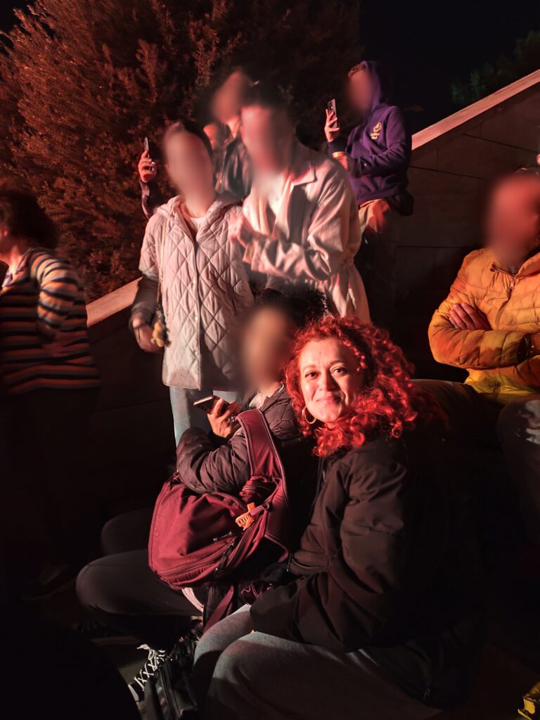 Το Σάββατο 11 Οκτωβρίου, έφηβοι και έφηβες που υποστηρίζονται από το Κέντρο Υποστήριξης Νέων (ΚΥΝ) της ΑΡΣΙΣ στην Θεσσαλονίκη, καθώς και έφηβοι/ες που διαμένουν στα Εποπτευόμενα Διαμερίσματα Ημιαυτόνομης Διαβίωσης (ΕΔΗΔ), είχαν την ευκαιρία να βρεθούν στην συναυλία του Γιάννη Χαρούλη στο Θέατρο Γης. 3 Point Blur Oct132025 160941