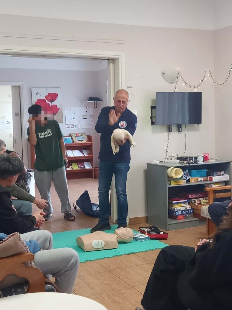 Σεμινάριο πρώτων βοηθειών στο ΚΦΑΑ της ΑΡΣΙΣ στην Μακρινίτσα 5 b5722c76 ff4d 4883 a6ff 2ba2845bb6ee censored