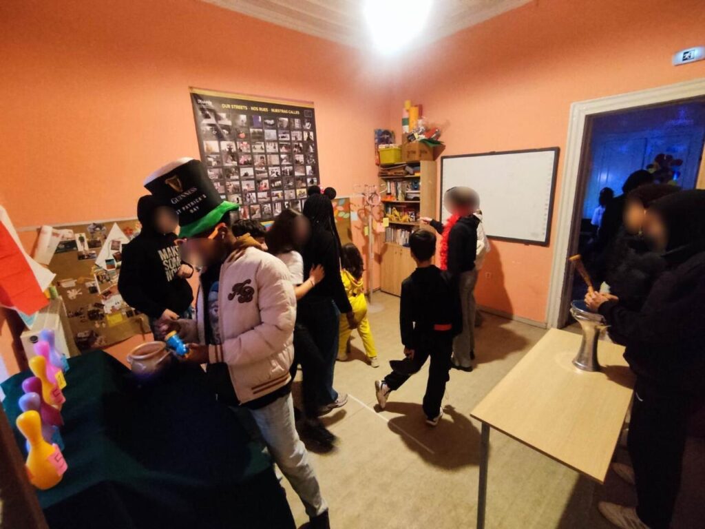 Το Κέντρο Υποστήριξης Νέων (ΚΥΝ) της ΑΡΣΙΣ στη Θεσσαλονίκη άνοιξε τις πόρτες του και υποδέχθηκε τα παιδιά από όλες τις δομές της οργάνωσης σε ένα αξέχαστο Μασκέ Πάρτι! 6 imageedit 14 5487339361