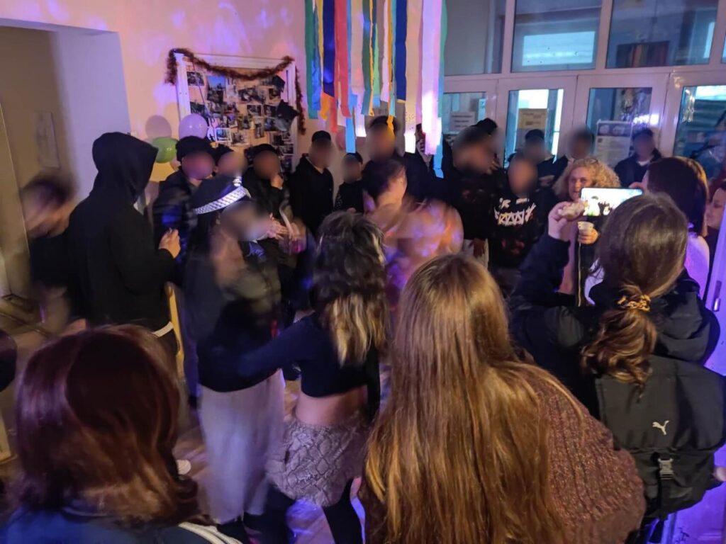Το Κέντρο Υποστήριξης Νέων (ΚΥΝ) της ΑΡΣΙΣ στη Θεσσαλονίκη άνοιξε τις πόρτες του και υποδέχθηκε τα παιδιά από όλες τις δομές της οργάνωσης σε ένα αξέχαστο Μασκέ Πάρτι! 7 imageedit 28 3783153119