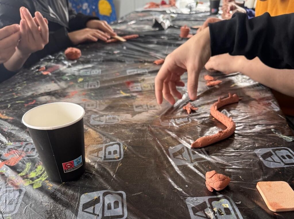 Χρώματα και Ιστορίες από Πηλό και Φύλλα… δημιουργικές δραστηριότήτες στην Ασφαλή Ζώνη (SafeArea) του ΚΥΤ Φυλακίου Έβρου... 2 IMG 0253