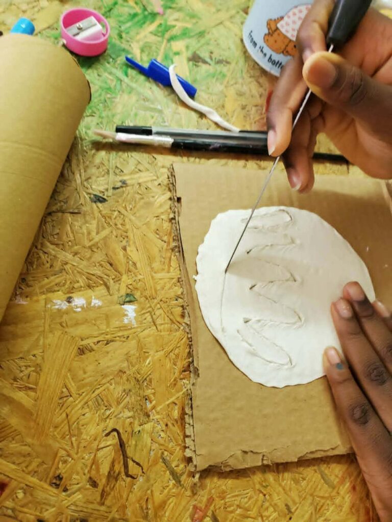 Δημιουργίες από πηλό, DIY κατασκευές, μαγειρική και πολλές ακόμη δραστηριότητες αποτελούν ιδέες που προέρχονται από τα ίδια τα παιδιά και υλοποιούνται κάθε εβδομάδα στα θεματικά εργαστήρια ανάπτυξης δεξιοτήτων του Συμβουλευτικού Σταθμού Παιδιών και Εφήβων. 3 1 4