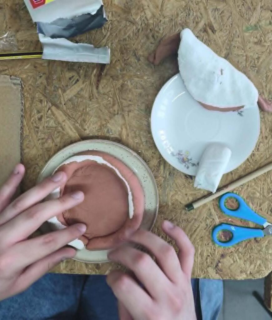 Δημιουργίες από πηλό, DIY κατασκευές, μαγειρική και πολλές ακόμη δραστηριότητες αποτελούν ιδέες που προέρχονται από τα ίδια τα παιδιά και υλοποιούνται κάθε εβδομάδα στα θεματικά εργαστήρια ανάπτυξης δεξιοτήτων του Συμβουλευτικού Σταθμού Παιδιών και Εφήβων. 1 2 3
