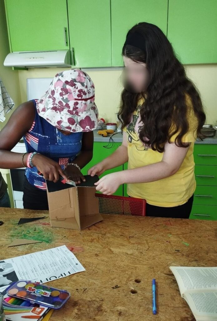 Δημιουργίες από πηλό, DIY κατασκευές, μαγειρική και πολλές ακόμη δραστηριότητες αποτελούν ιδέες που προέρχονται από τα ίδια τα παιδιά και υλοποιούνται κάθε εβδομάδα στα θεματικά εργαστήρια ανάπτυξης δεξιοτήτων του Συμβουλευτικού Σταθμού Παιδιών και Εφήβων. 4 4 2