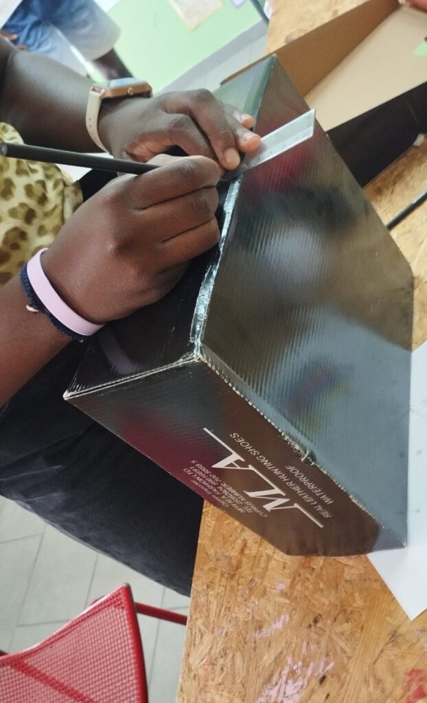 Δημιουργίες από πηλό, DIY κατασκευές, μαγειρική και πολλές ακόμη δραστηριότητες αποτελούν ιδέες που προέρχονται από τα ίδια τα παιδιά και υλοποιούνται κάθε εβδομάδα στα θεματικά εργαστήρια ανάπτυξης δεξιοτήτων του Συμβουλευτικού Σταθμού Παιδιών και Εφήβων. 5 5 1