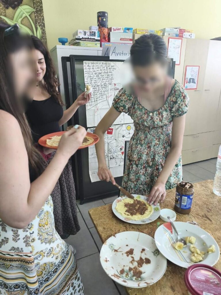 Δημιουργίες από πηλό, DIY κατασκευές, μαγειρική και πολλές ακόμη δραστηριότητες αποτελούν ιδέες που προέρχονται από τα ίδια τα παιδιά και υλοποιούνται κάθε εβδομάδα στα θεματικά εργαστήρια ανάπτυξης δεξιοτήτων του Συμβουλευτικού Σταθμού Παιδιών και Εφήβων. 8 8 1