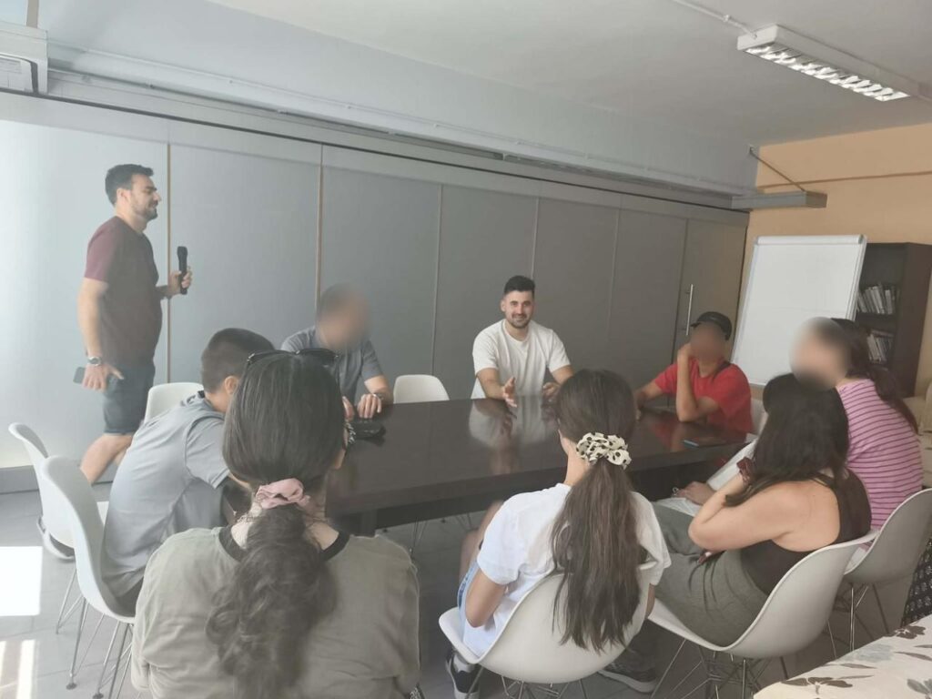 Το εργαστήριο Youth Voice αποτελεί μια από τις σταθερές δράσεις του Συμβουλευτικού Σταθμού Παιδιών και Εφήβων και μια πρωτοβουλία διαλόγου που δίνει ουσιαστικό χώρο στη φωνή των παιδιών και των εφήβων. 7 8 5