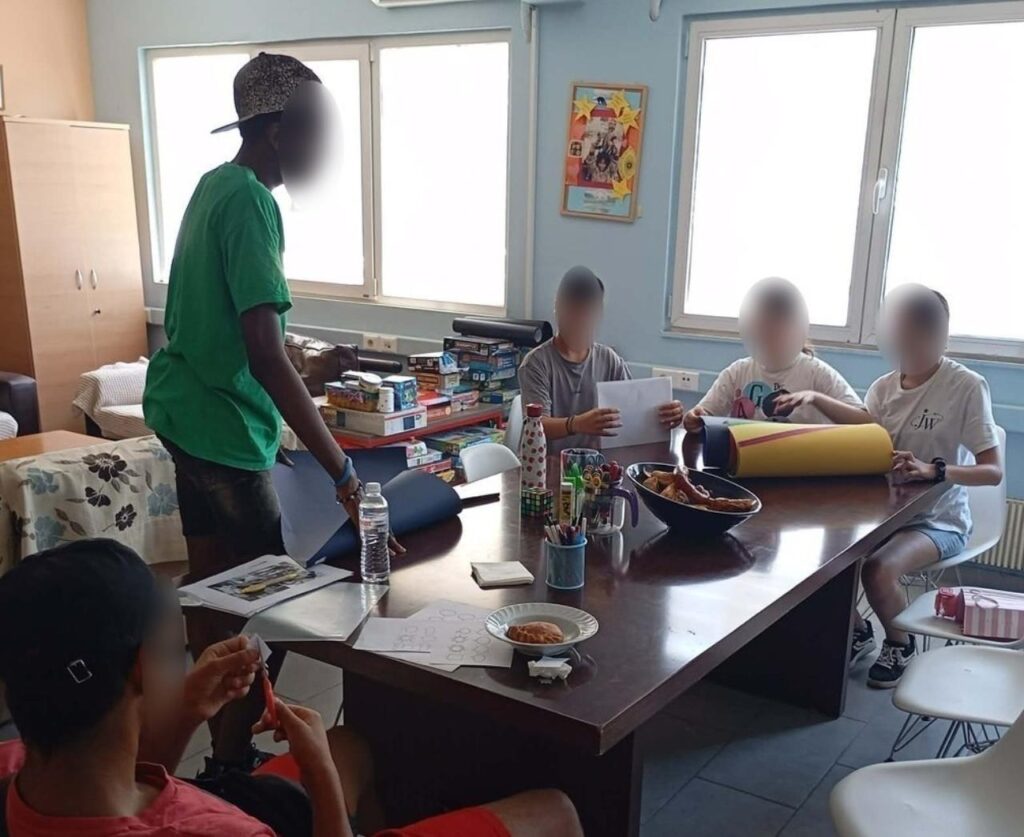 Μια λέξη μπορεί να γίνει εικόνα, μια εικόνα μπορεί να γίνει ιστορία και μια απλή ιδέα μπορεί να πάρει τη δική της μορφή στο χαρτί. Με αυτή την αφετηρία δημιουργήσαμε στον Συμβουλευτικό Σταθμό Παιδιών και Εφήβων ένα εργαστήρι δημιουργικής γραφής, αφιερωμένο στη φαντασία, τη δημιουργική έκφραση και τη δύναμη της αφήγησης. 2 2 1